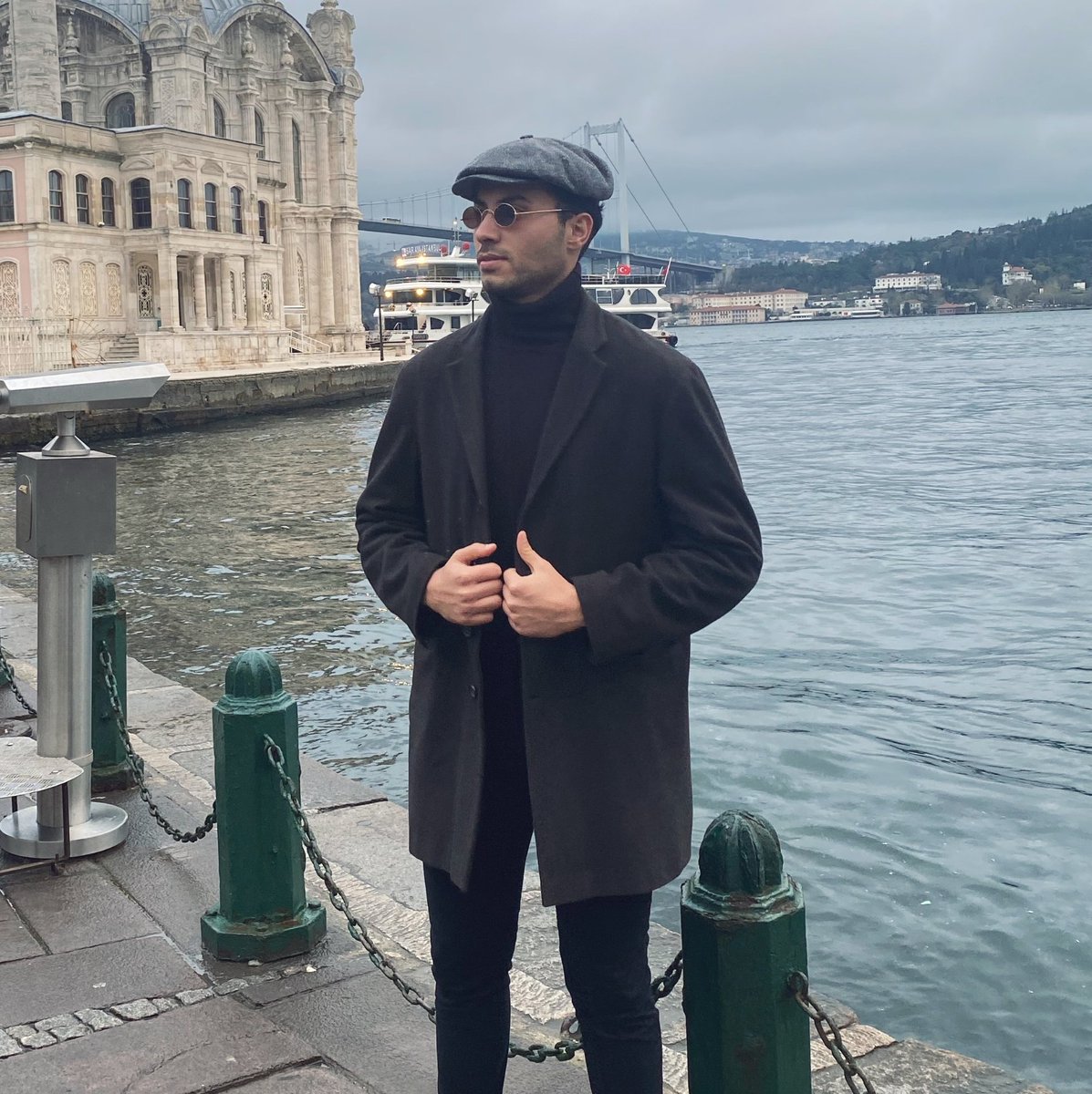 Zamanında O Kadar Paltosuz Gezdik Ki; Vücut Eğik Kaldı, İçimiz Dik.. 🌹