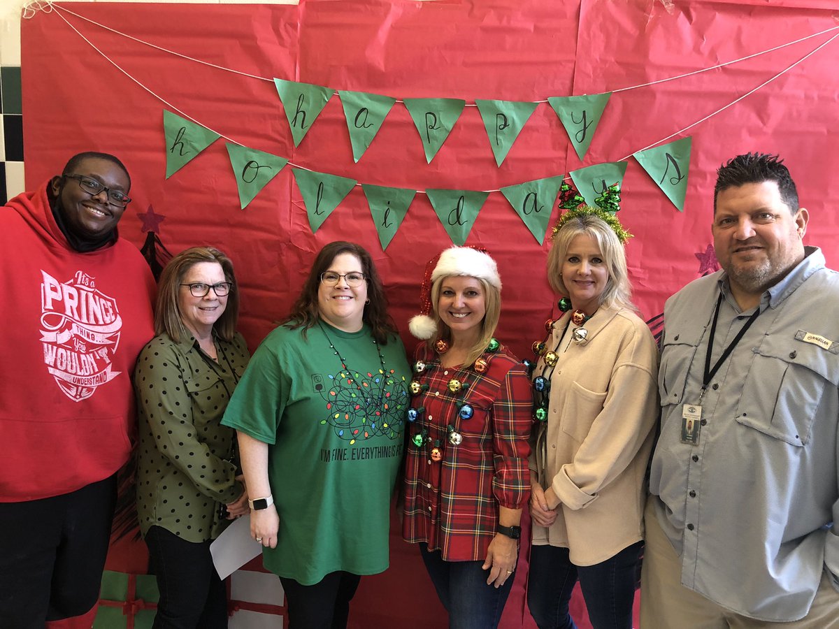 DeeMiles1024's tweet photo. We are Merry and Bright.@KHSIndianNation #KHSHolidaySpirit https://t.co/ClJ2b83gvl