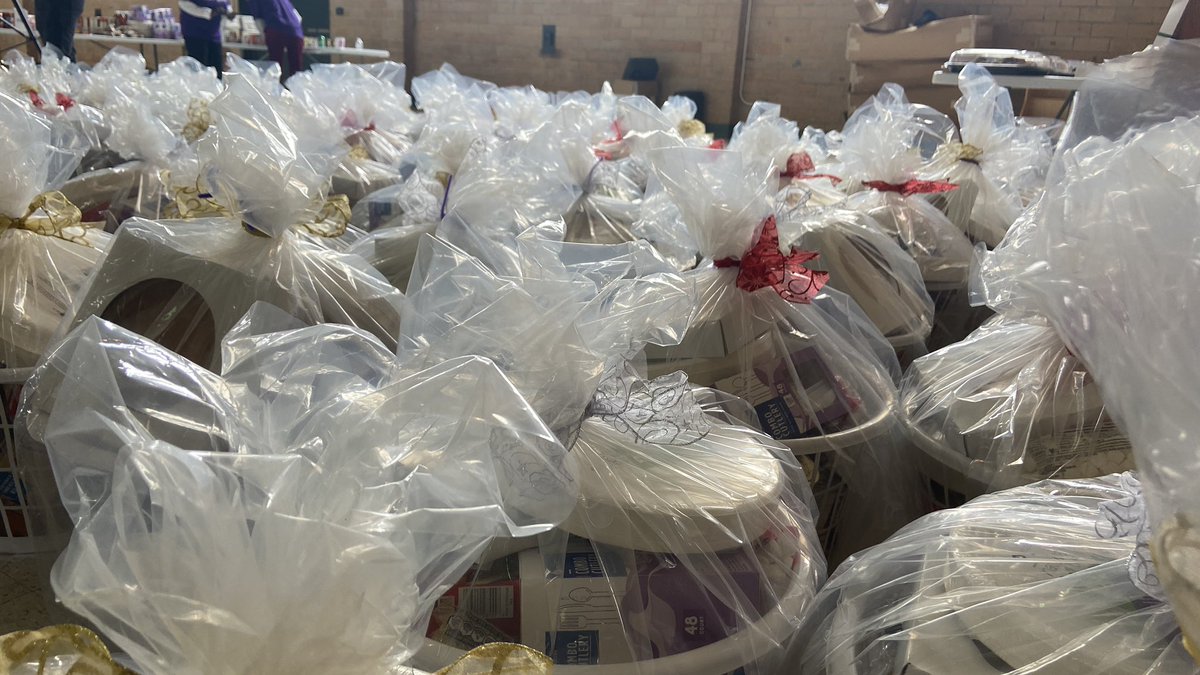 Saints's tweet image. .@MalcolmJenkins and his foundation giving back to the New Orleans community today by giving 135 families holiday meals!