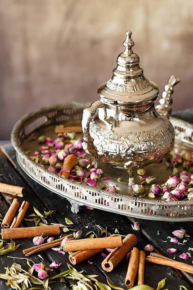 البراد 🫖المغربي🇲🇦 إبريق الشاي الذي يفخر به كل بيت مغربي يعتبر جزءاً مهما من أساسيات التجمعات المغربية، ورمزا من رموز التراث المغربي، حافظ الحرفيون على صناعته منذ دخول نبتة «الشاي» #المغرب في القرن الثامن عشر  إلى الآن وتفننوا في زخرفته بنقوش رائعة دقيقة وبديعة.
#ألوان_المغرب 🇲🇦