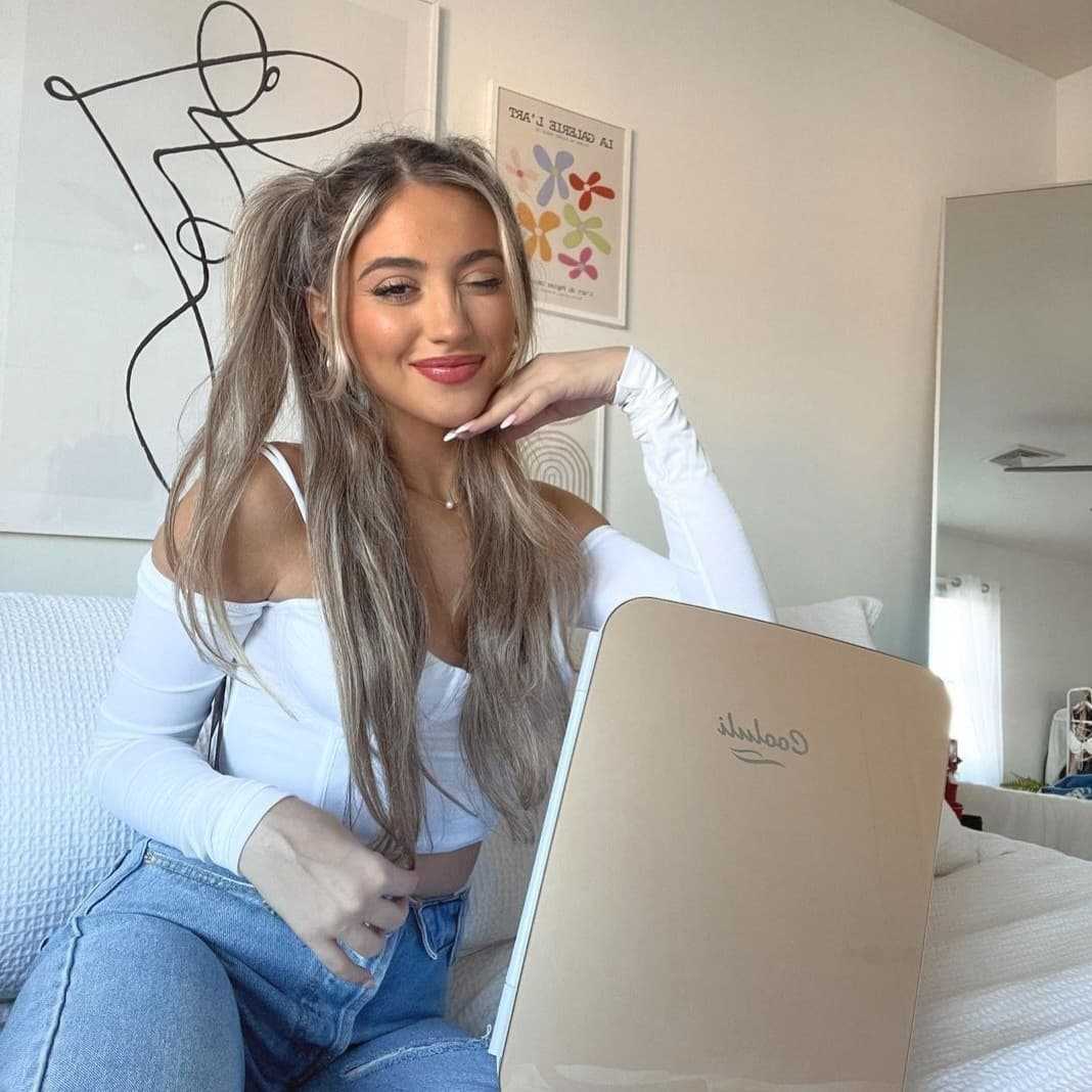 CooluliUSA's tweet photo. 🤶Day 7 of Cooluli 12 Days of Giveaways!⁣🎄
⁣We've partnered up with @samanthaarandazzo where you can win your very own Cooluli Infinity 10 Liter Gold mini fridge.⁣
⁣ https://t.co/DWVNVQlu3L