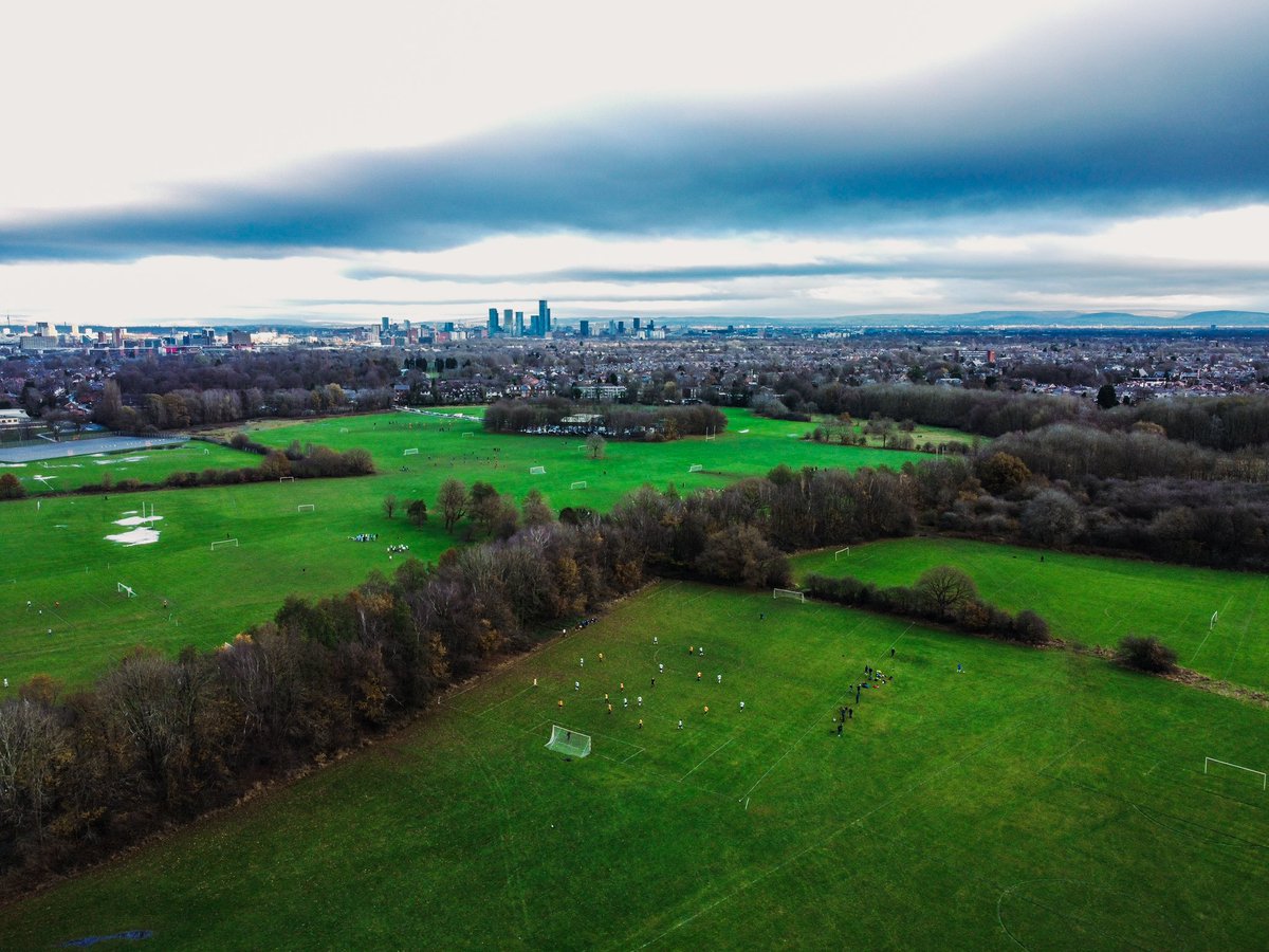 Watching the lads from <a href="/ChorltonFooty/">Chorlton FC</a> play some true English football with the city centre of Manchester in the background 💯🔥
What an amazing place🤩
Turn Moss Playing Fields, Manchester🏴󠁧󠁢󠁥󠁮󠁧󠁿📍⚽️
#pitchhunters #manchester #chorltonfc #turnmossplayingfields #footballpitch #football