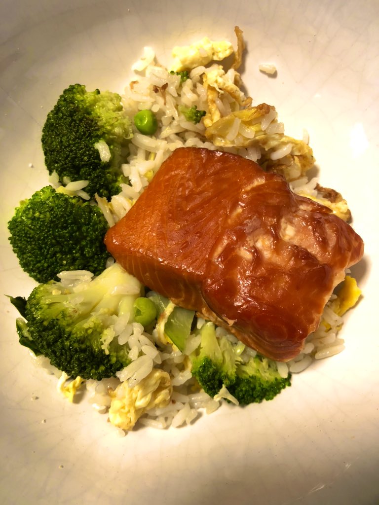 🐟 Salmon o/ fried rice & broccoli 🥦 #fish #salmon #omega3s #VitaminD