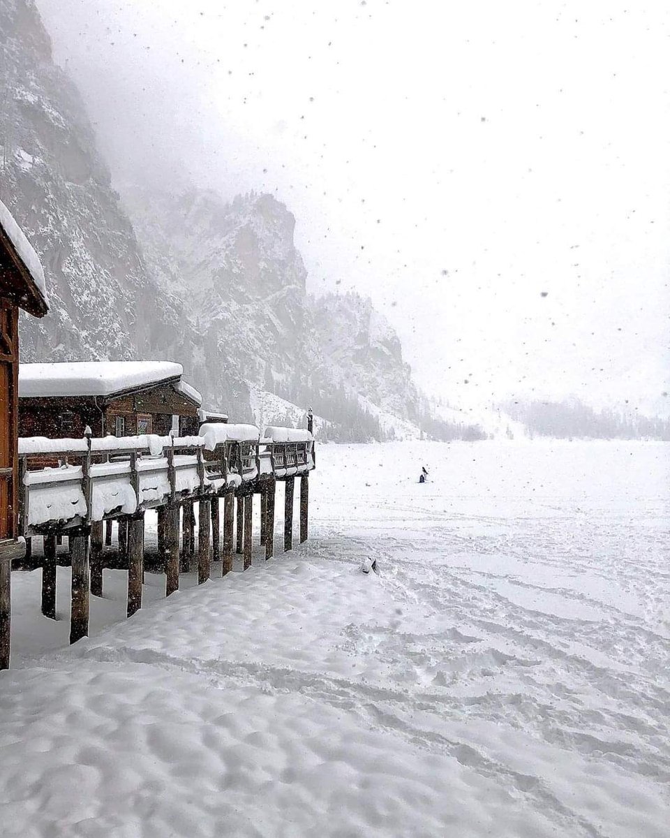 Il lago di Braies coperto da oltre 30 cm di neve. Scenario magico
