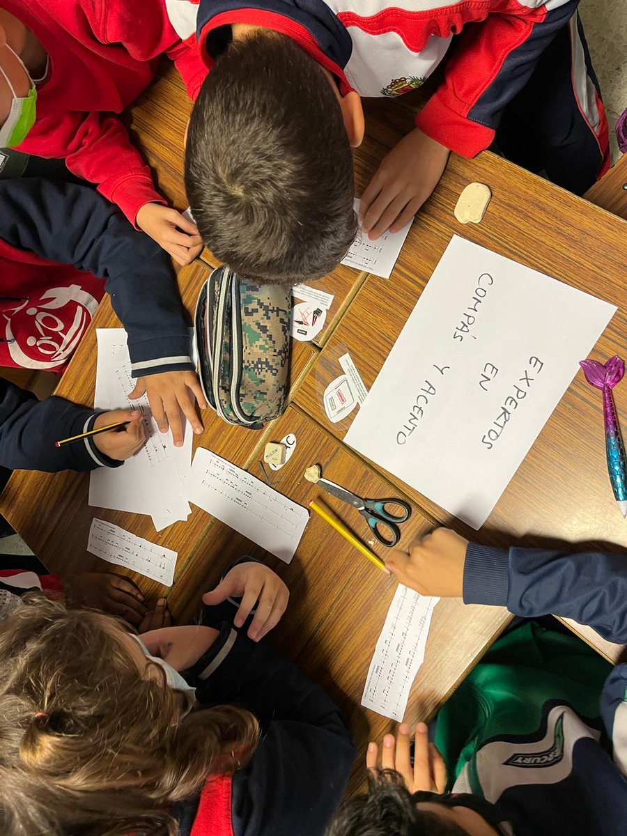 santa_ana_vcruz's tweet photo. ¿Qué no se puede hacer pruebas objetivas de cooperativo?...¡JA! Aquí los chicos de 5° de primaria utilizando la técnica "grupo de expertos " y rellenando su ficha grupal tras haber comparado y contrastado sus respuestas con sus compañeros. #peisantana #grupodeexpertos https://t.co/zqrzuN9Mnn