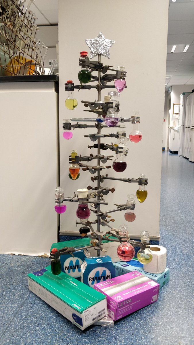 mathiassenge's tweet image. For the season 🎄🤶🧑‍🎄&apos;recycling&apos; of #porphyrin condensations and #singletoxygen titration experiments for the @tcdTBSI  Xmas tree by #AnnalenaHenss and @grantmecoffee 😉⚗️--&amp;gt;🎄