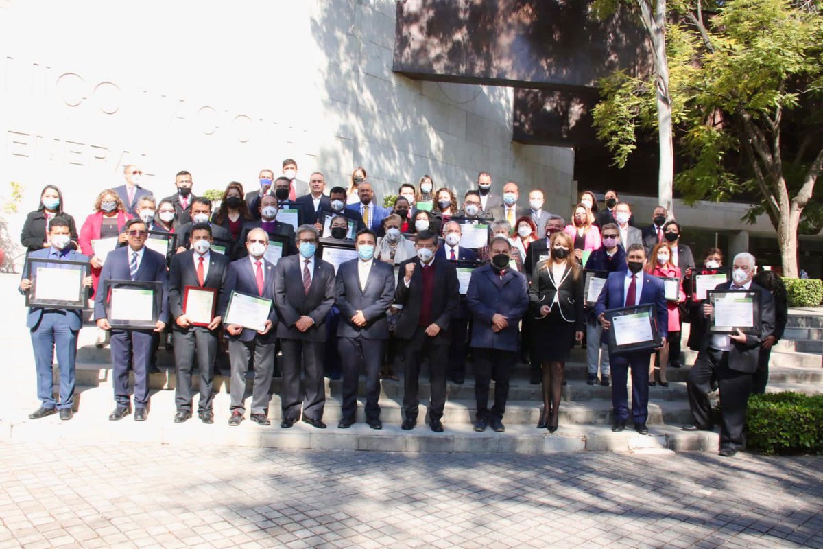 ArturoReyesS_'s tweet photo. Entregamos reconocimientos de Certificaci��n y Recertificación de las Unidades Académicas del Nivel Medio Superior 2021, que significan una gran aportación para consolidar la calidad educativa que caracteriza al IPN. ¡Enhorabuena! #Huélum https://t.co/qYJpTOvAmA