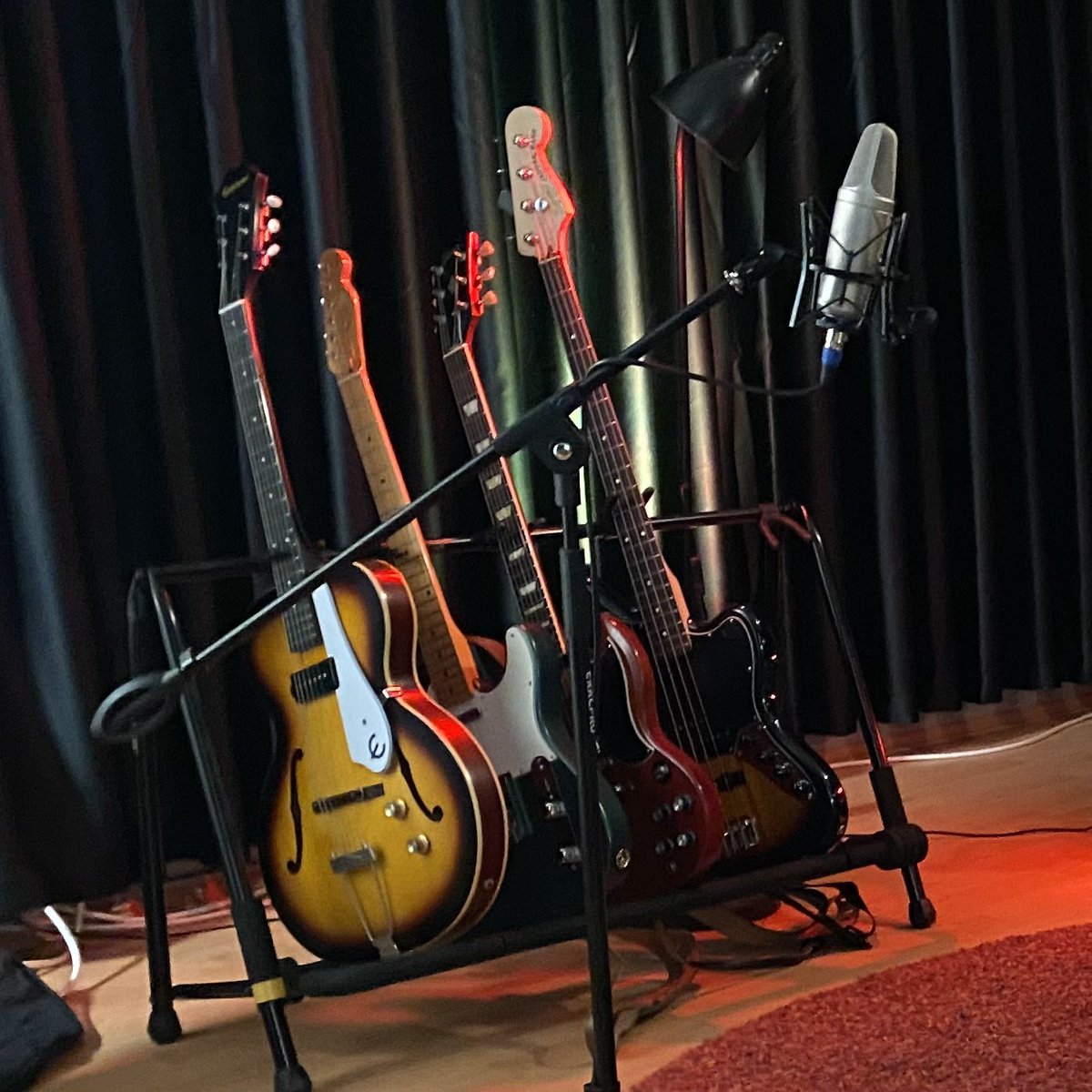 Gözlerden uzak bir köşede..,
#crossstüdyoları  #crosslounge