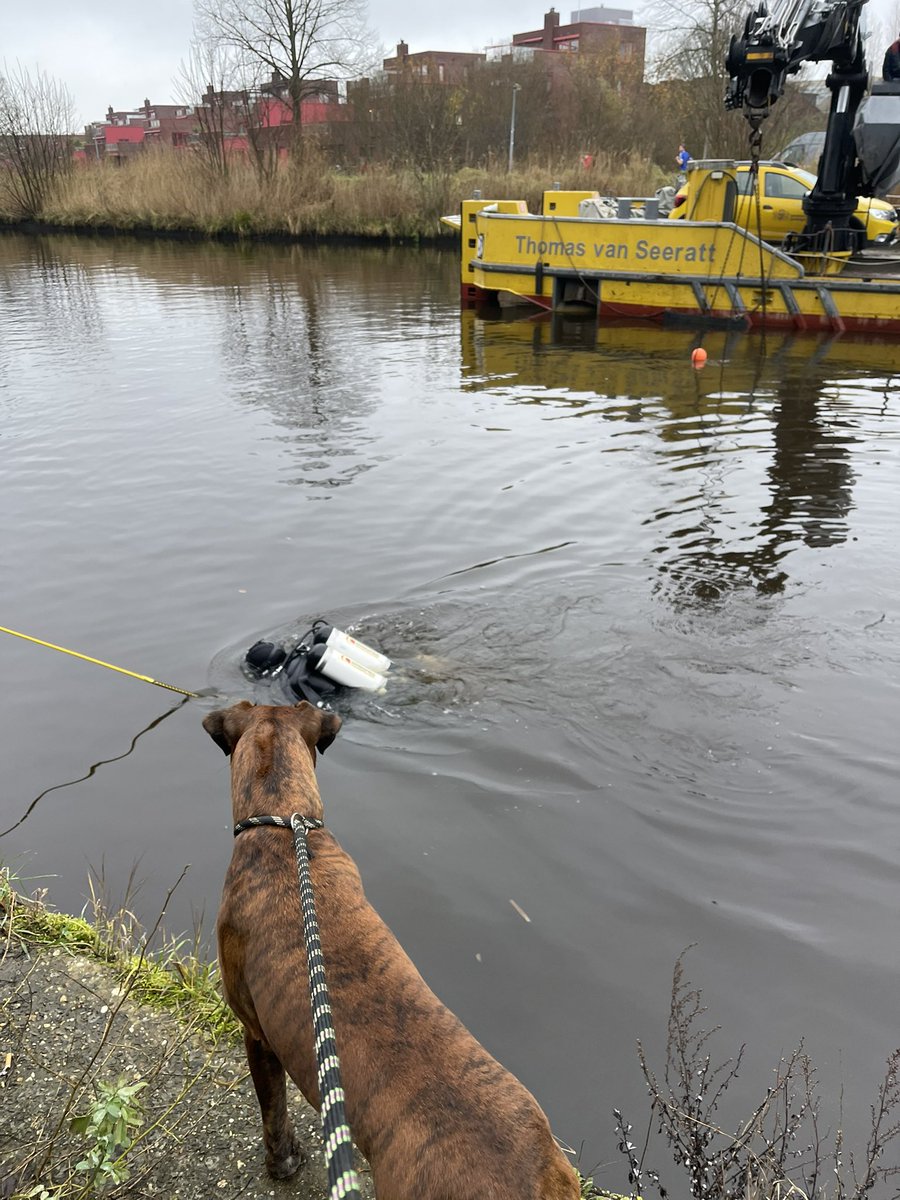 Autowrak verwijderd uit Reitdiep nabij ACM brug geertvanduinen.nl/autowrak-verwi…