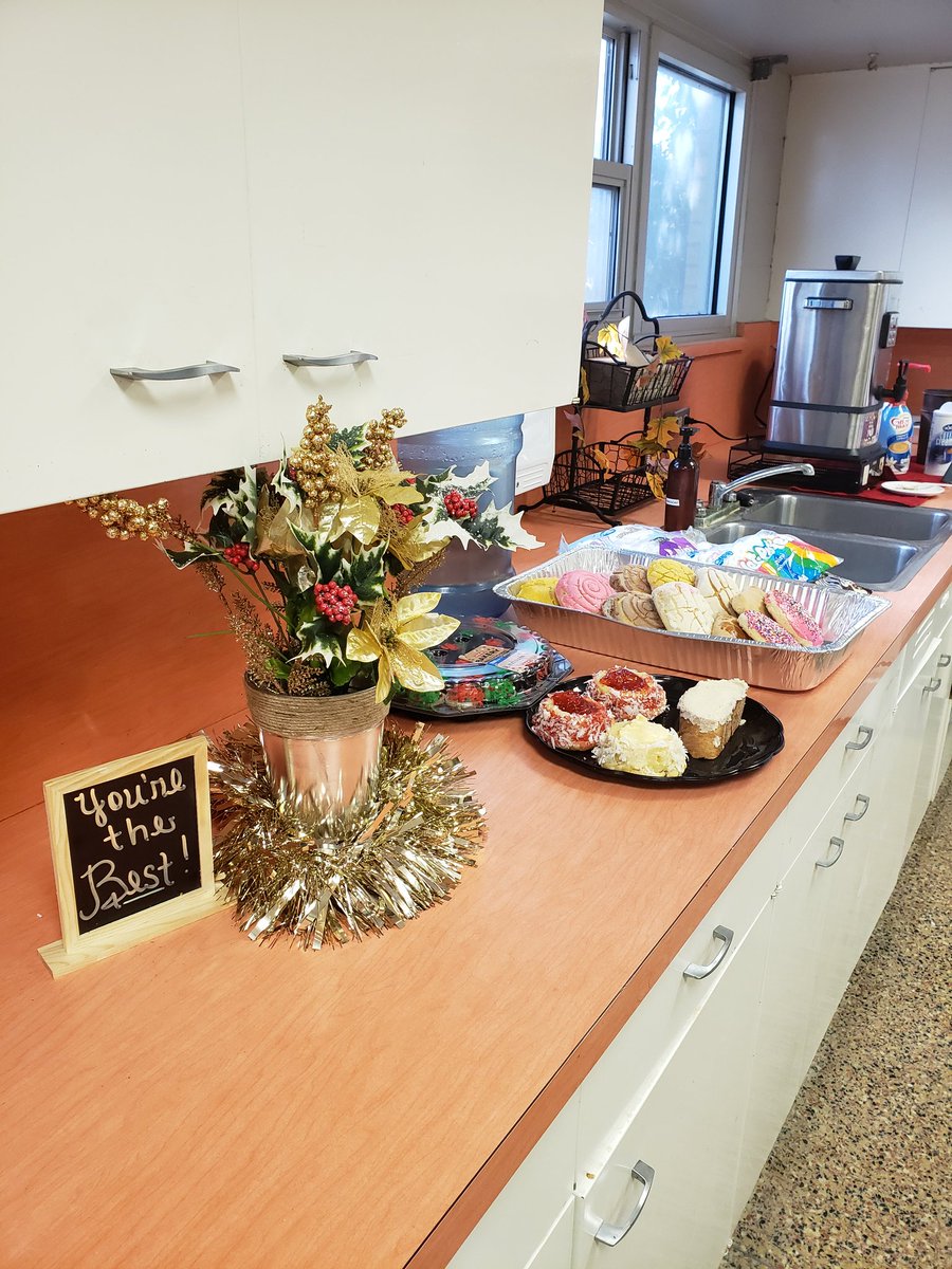 clopez2387's tweet photo. Monday: Muffins and Cider ✔
Tuesday: Hot Cocoa and sweet treats ✔
I wonder what Wednesday will bring??? Department Heads and Instructional Coaches loving on our amazing teachers at Wilson &amp; Young all week!! #themostwonderfultimeoftheyear #wilsonyoung @wilsonyoungms https://t.co/E2RrdH5ymb