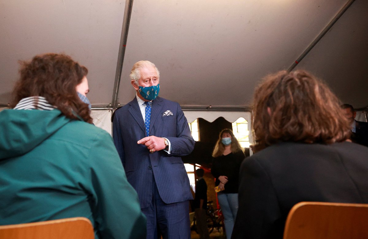 A big thank you to all NHS staff and volunteers working hard to provide the nation with vaccines and boosters. 

The Prince today recognised staff and volunteers at Montgomery Hall vaccination centre in Lambeth - they are currently vaccinating between 2500-3000 people per day.