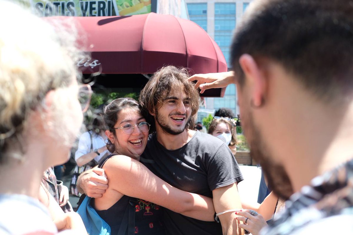 Üstümüzdeki baskı ve şiddet arttıkça yan yana, kol kola durmaktan asla geri adım atmayan dostumuz Perit, 70 gündür tutuklu.
Korku rejiminin karşısında cesaretle durduklarını biliyoruz, arkadaşlarımızı istiyoruz.
Arkadaşlarımızı alacağız.
#BerkeyePeriteÖzgürlük
#MücadeleUmuttur