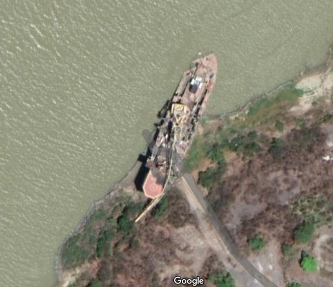 Watcher_Ven's tweet photo. La Draga 'Río Orinoco' realizó por décadas el dragado del Río, ahora está encallada cerca de Sidor en la milla 195. La están chatarreando. El chavismo acabó con la empresa venezolana Incanal. / #Guayana https://t.co/RBiPp06fS9