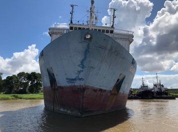 Watcher_Ven's tweet photo. La Draga 'Guayana' que también dragaba el Río Orinoco, ahora está encallada cerca del Muelle de CVG Bauxilum, fuera de servicio desde el año 2010, perdida en el olvido, testigo silente de su destrucción. / #Guayana https://t.co/bAoHomY5VA
