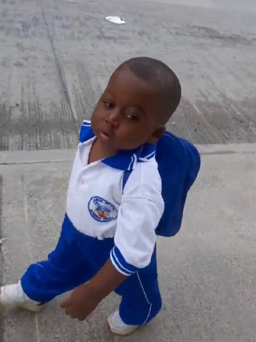 yo viendo mi outfit cuando paso al frente d una pared de cristal