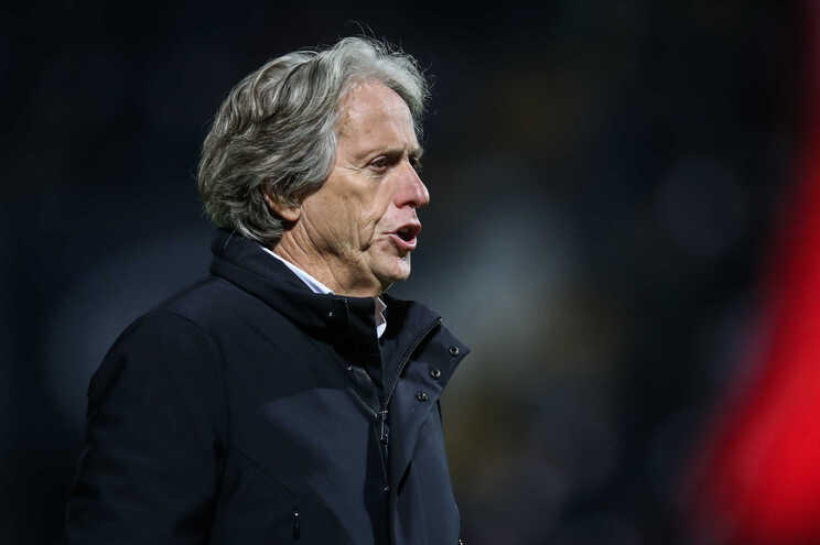 CabineSport's tweet photo. Jorge Jesus suspenso 15 dias após críticas à arbitragem no Benfica x Porto na época passada, no Estádio da Luz. https://t.co/wfaPlptoqQ