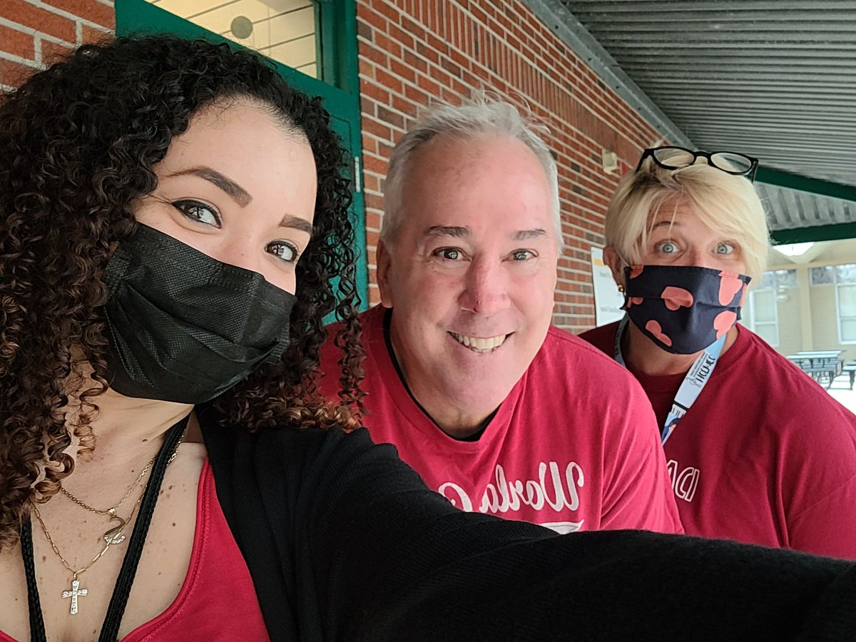 mssmedina3's tweet photo. Related Arts! We are the fun teachers! 💪🏼😅 Haha love you guys! 🖌🎨🏀🏈🎼🎶 #pantherpride @HCPSForestHills #teamred ❤❤❤🎄 @FHPanthersPE @610_8177 https://t.co/v9mNaCpOnH