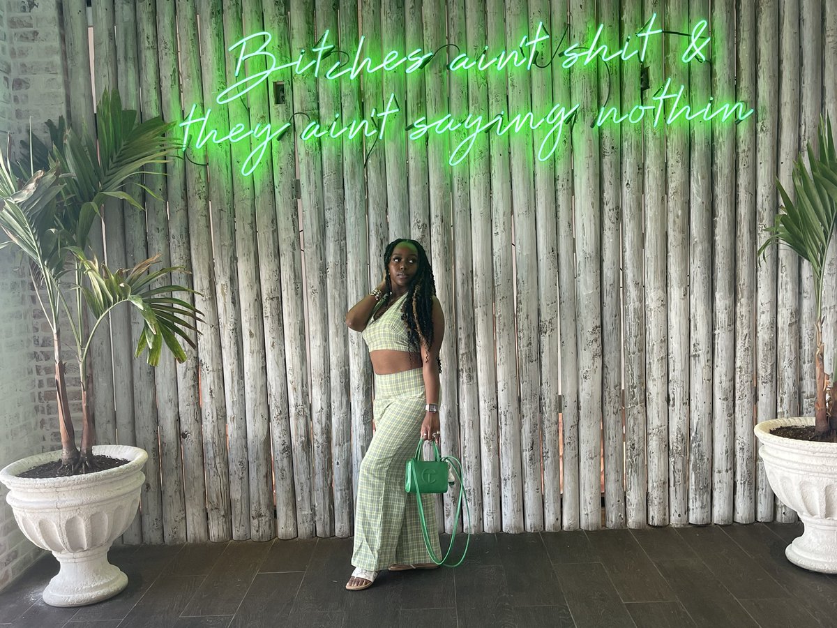 MAYAMOUX's tweet photo. Seeing green.💚 https://t.co/HVl1deyI7A