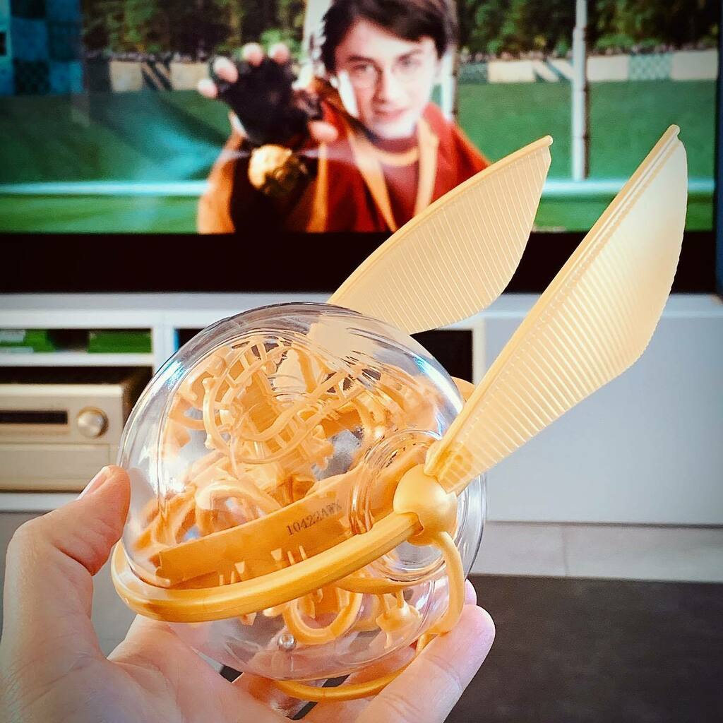 SuperHerosEtCie's tweet photo. Super Heros et Compagnie a attrapé le vif d’or, remporte 150 points et gagne le match !😅
Je vous donne rendez-vous demain mercredi 15 pour la vidéo du Perplexus Harry Potter aux couleurs du vif d’or. 
.
#vifdor #perplexus #harrypotter #quidditch #cas… https://t.co/HDl2aLDg0k https://t.co/OnyYXx2Jjj