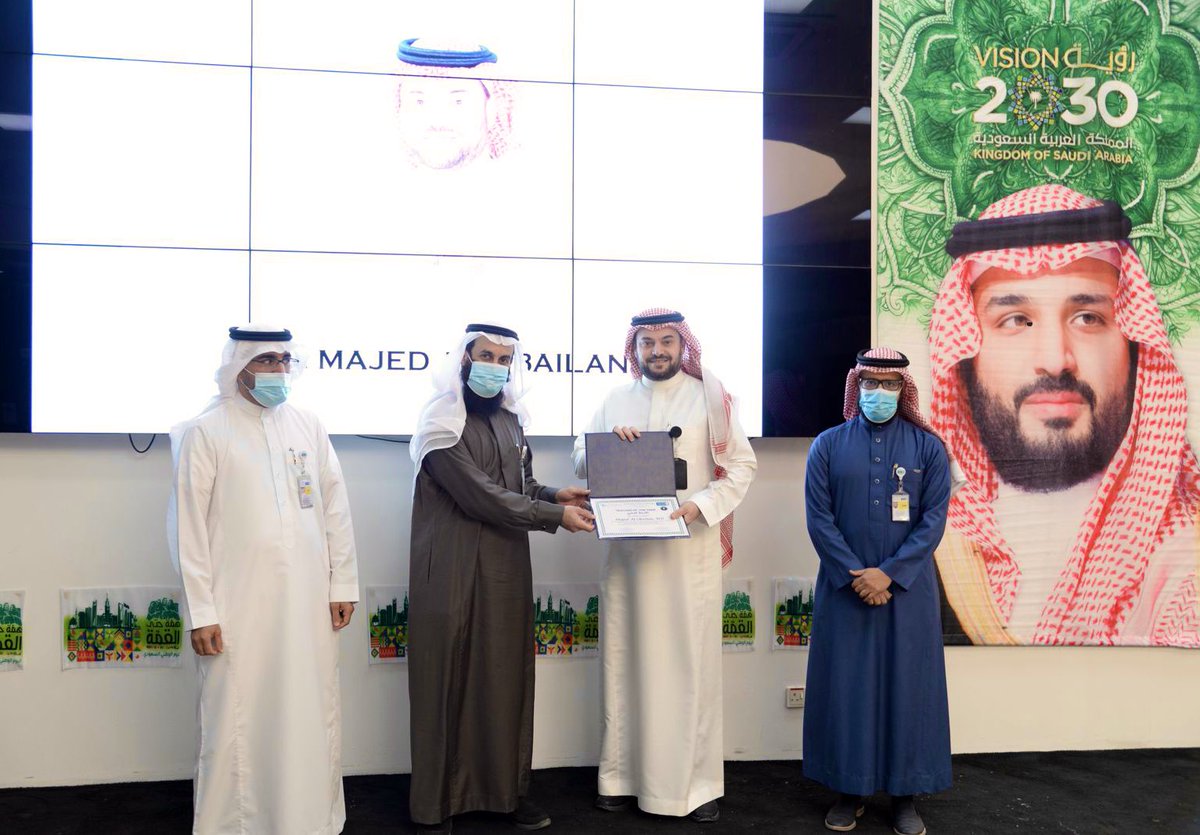 بحمد الله وتوفيقه تم تكريمي اليوم كأفضل استاذ في طب وجراحة العيون للسنة الاكاديمية ٢٠٢٠-٢٠٢١ ،الشكر موصول لجميع الزملاء المشرفين على التدريب وللزملاء من أطباء الزمالة وأسال الله العلي العظيم ان يجعله علماً ينتفع به.