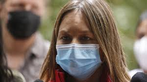 ElDeBarbaBlanca's tweet photo. #ContigChv    LA DEL "PICAO"  
Helga Balich Seremi de Salud, obedeciendo órdenes de enano Paris, multa a Boric con $ 3,7 mill  por su Covid y producir "contactos contactos estrechos" y no haber declarado a los que le tomaron la muestra  (ninguno se contagió).
MURIO KAST https://t.co/cw9PGAJv7W