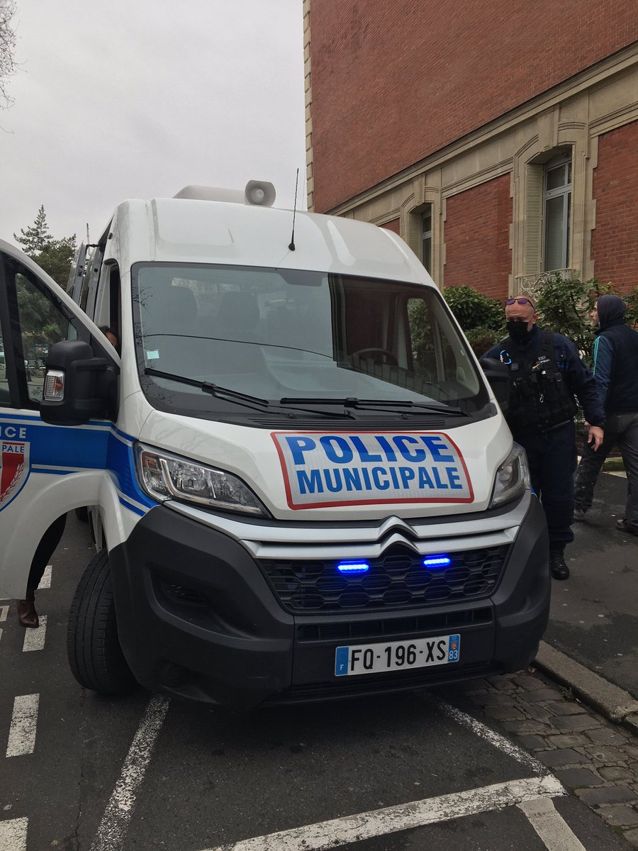 ZabounianD's tweet photo. ✅ Dans la continuité du #CLSPDR, plus particulièrement la rénovation de la gouvernance des acteurs locaux en matière de prévention qui favorise le « aller vers » #Alfortville à fait le choix de se doter d’une unité mobile.
#policemunicipale #securite #villesure https://t.co/QEPRwQq8Tk