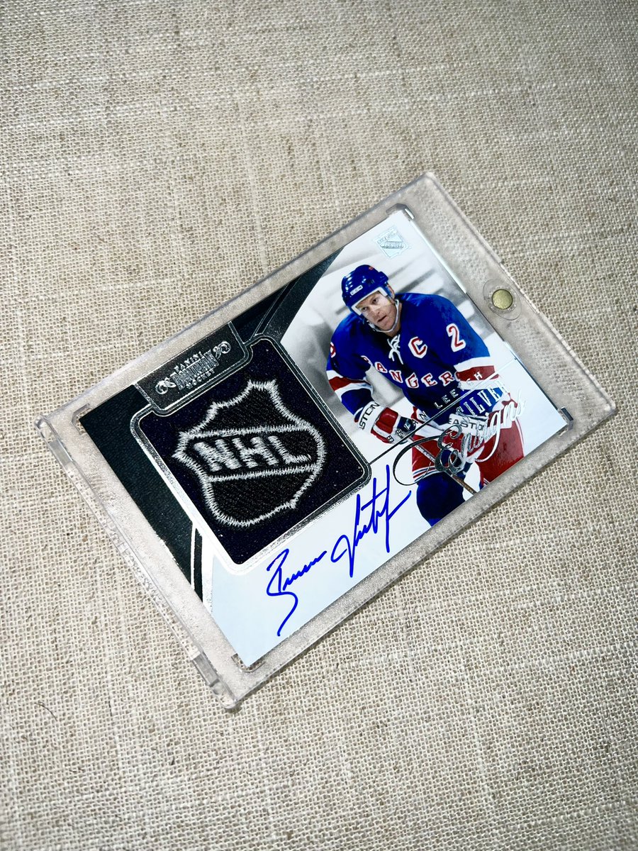 30lundqvist30PC's tweet photo. Leetch Dominion Game Used Shield Auto 1/1 🐐
Leetch has pretty much no high end and the shield is from the Rangers liberty jersey which IMO makes it even more special. Hard to get a good photo of the navy blue tint on the jersey it’s stitched to. 🗽
#BrianLeetch #Leetch #NYR https://t.co/jTbitm3ECP