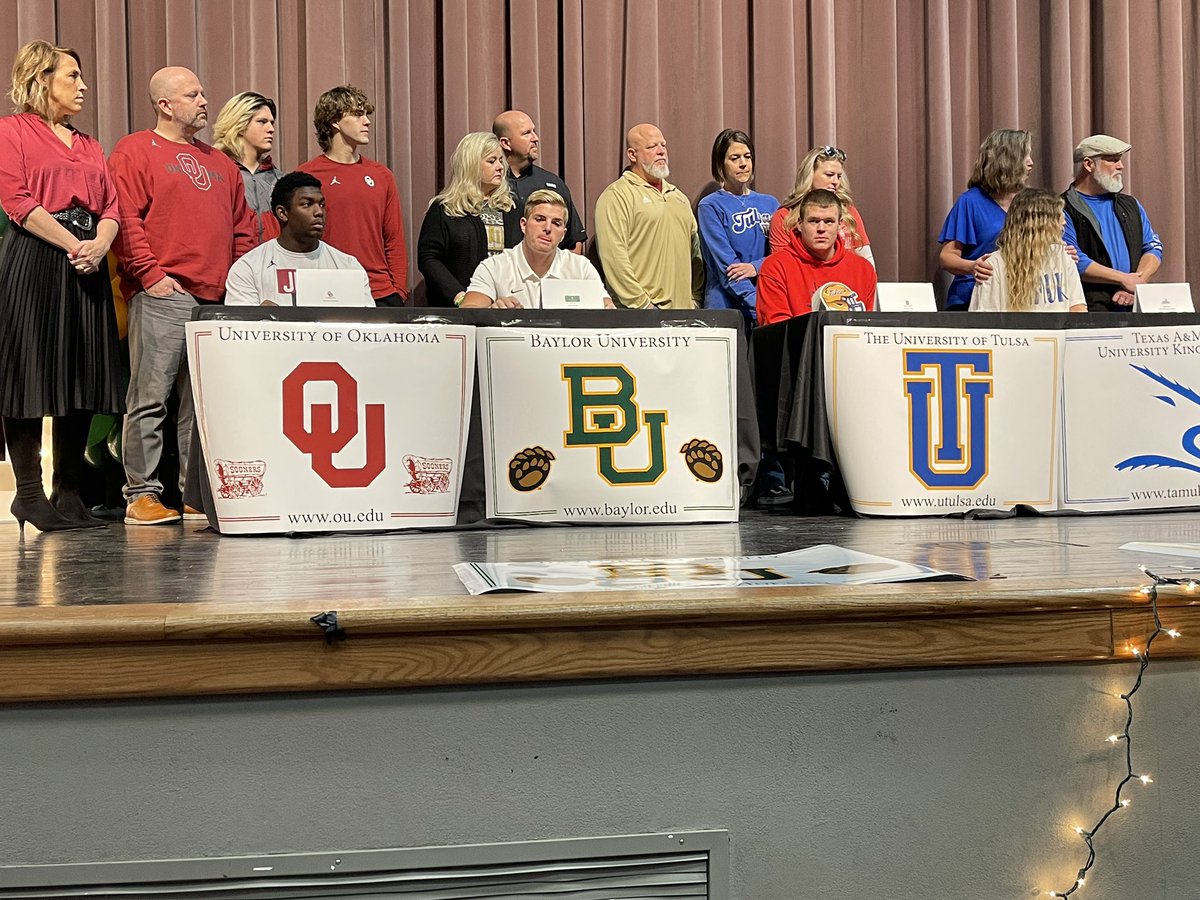 AthleticsLCP's tweet photo. Congrats to @kobiemckinzie26 @kylerdjordan @TanyonZ and @bellasipowicz on their signing ceremony to play at the next level. Proud of these athletes, happy for their families. @HubCityPrepsLBK @806HsscConnect @LoneStarVarsity @pchristy11 @arielle_schafer @CollieronTV @BradeyKing https://t.co/X3gHtrWUq4