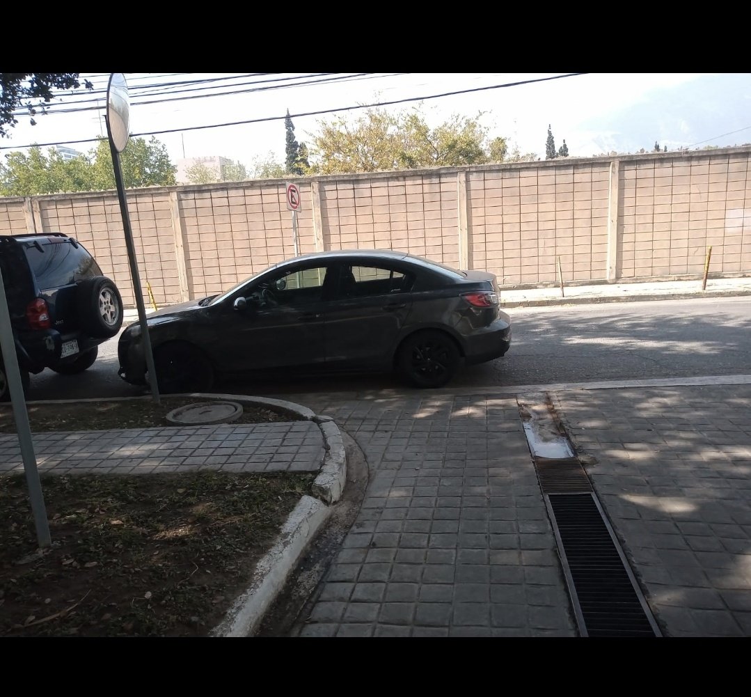 human2008's tweet photo. Vehículo obstruyendo entrada y salida de condominio. Dr. Jose luna ayala 120. Monterrey.  N.l col san jeronimo @escuadronvial @Cicmty https://t.co/THmopVs8vD