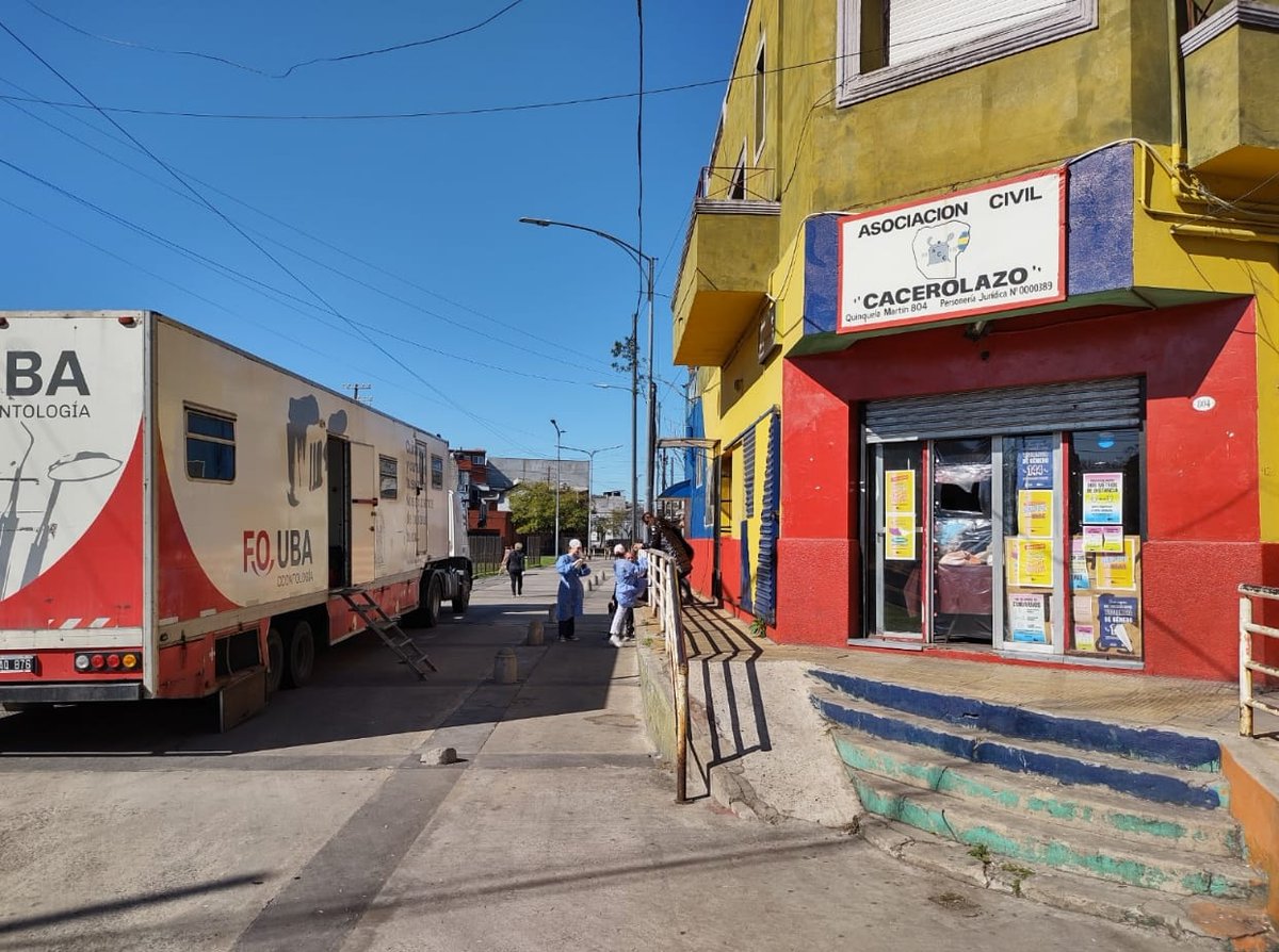 Cerrando este 2021 junto al Trailer Odontológico de <a href="/odontouba/">FOUBA</a> y <a href="/ubaenaccion/">UBAenAccion</a> 🦷🚛 En <a href="/CCacerolazo/">Comedor Cacerolazo</a> ayudamos a vecinos de La Boca mientras recibimos la última visita del año de Clara, Lore, Cami y Yaque junto a Mariano. Gracias por atender los turnos con gran profesionalismo! 😄
