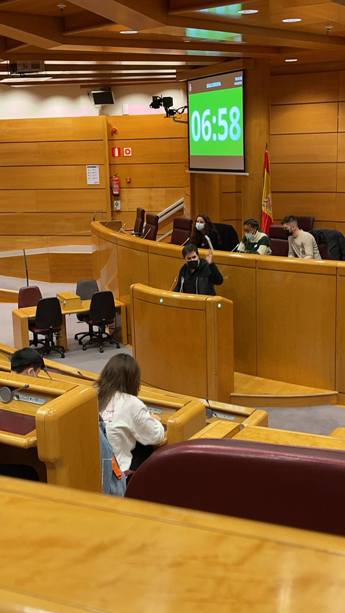 speucm's tweet photo. Igual que en la vida real el @alumnosdevox aplaude a su portavoz según va al atril #SPEUCM https://t.co/Yt0Gy9wCZe