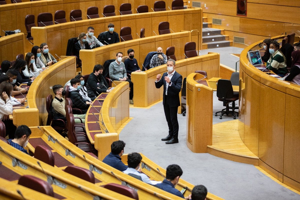 Ander_Gil's tweet photo. Ha sido muy gratificante recibir en el @Senadoesp a los alumnos y alumnas de segundo curso del Grado de Gestión y Administración Pública de la @unicomplutense.

Abrir las instituciones a los jóvenes y escucharles es fundamental. Tienen mucho que aportar. 

Gracias por venir. https://t.co/UpMv1LCj6V