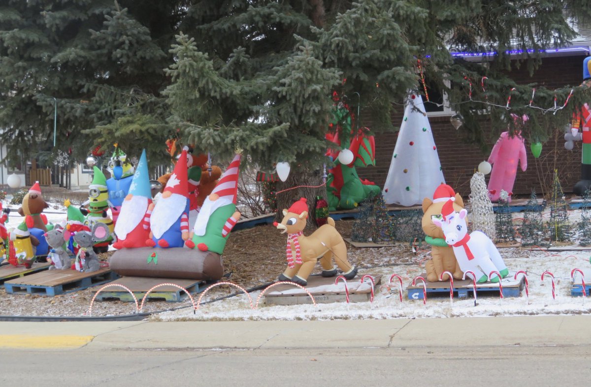 hapandcarol's tweet photo. #HAPPINESS is seeing the many inflatable Christmas decorations at one of the city homes. This display is amazing. #Christmasinflatables #decoratingforChristmas https://t.co/H3MOxZ64WC