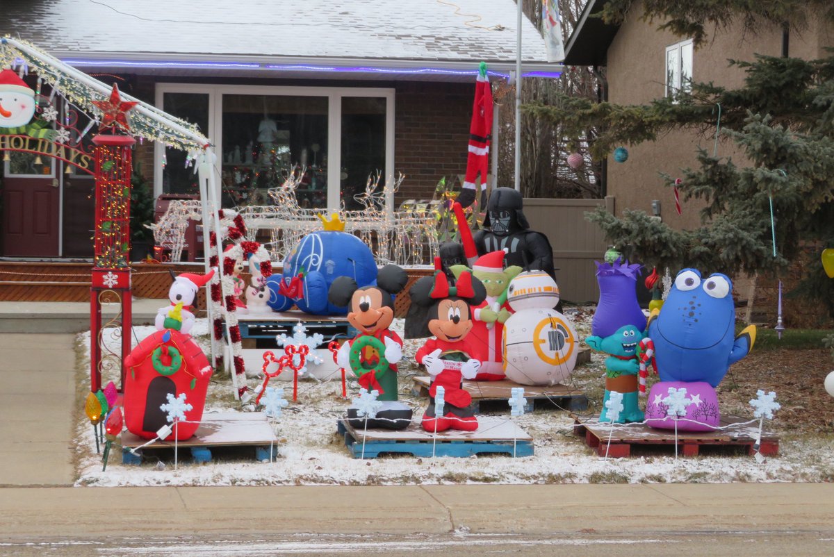 hapandcarol's tweet photo. #HAPPINESS is seeing the many inflatable Christmas decorations at one of the city homes. This display is amazing. #Christmasinflatables #decoratingforChristmas https://t.co/H3MOxZ64WC