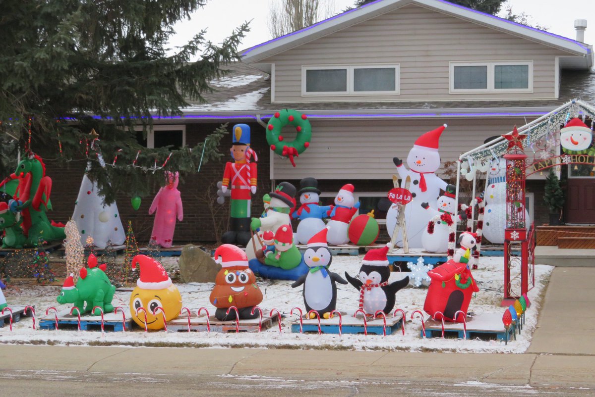 hapandcarol's tweet photo. #HAPPINESS is seeing the many inflatable Christmas decorations at one of the city homes. This display is amazing. #Christmasinflatables #decoratingforChristmas https://t.co/H3MOxZ64WC