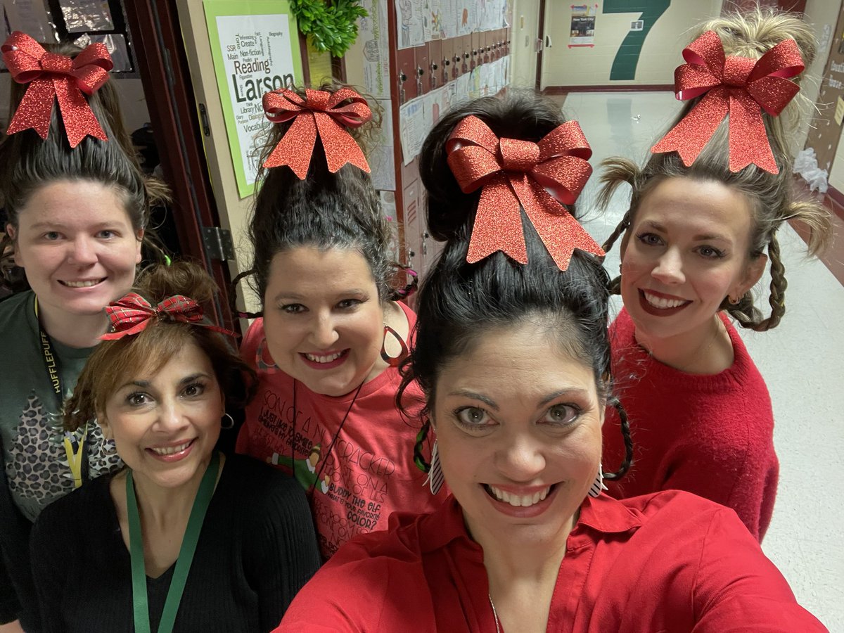 MrsTamiNeal's tweet photo. I love my team! ❤️ #ChristmasSeason #cindylou #JordanReunited https://t.co/Pl0JhpwWfe