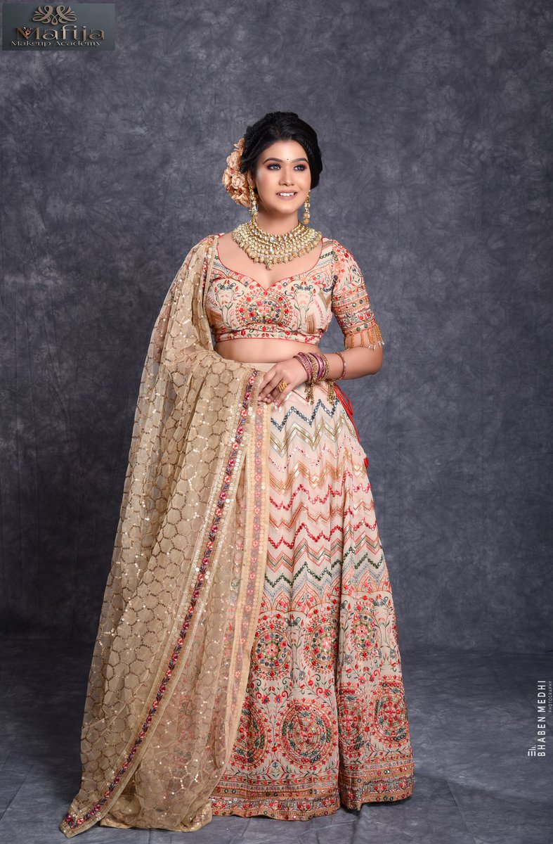ArtistMafija's tweet photo. Beautiful Bridel Upasana Priyam Ba 🥰
#MafijaMakeupAcademyTezpur #Assam https://t.co/BGJWc3DRkG