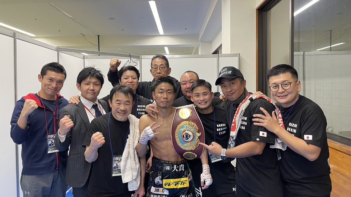 taniguchi0119's tweet photo. .
.
2度目の挑戦11RTKOでようやく
世界チャンピオンになれました。

折れんくてよかった。
ボクシングしててよかった。
心の底からそう思える事に感謝です。

応援してくださった皆さん
本当にありがとうございます。

いまは頭ボーッとしてるので
連絡ゆっくり返事していきます。

全てに感謝を。 https://t.co/nvo7gtvLMq