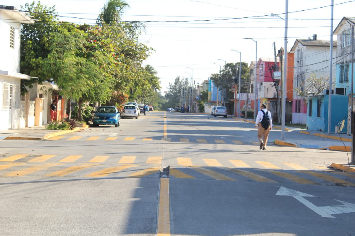 AyuntamientoVer's tweet photo. #ComparteQue Llegamos a Las Brisas para inaugurar la calle Leonardo Pasquel, misma que ahora tiene una longitud de más de 1 km en concreto hidráulico.

Accesos para personas con discapacidad ✔️ mejores banquetas y guarniciones ✔️ son otras acciones también realizadas. https://t.co/PrGXvTCHPA