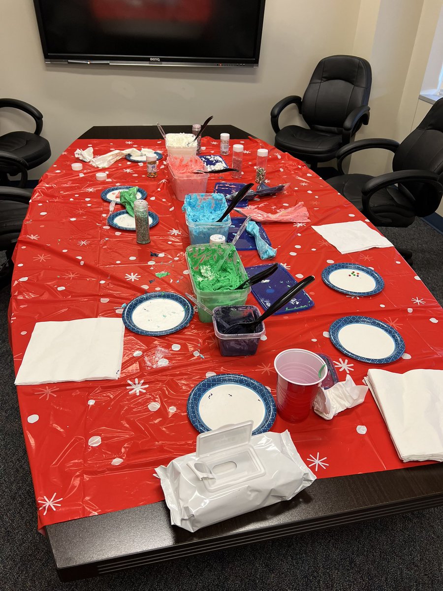 EmilyPaine9's tweet photo. My favorite treat, hot cocoa, provided by our amazing admin team and a Christmas cookie decorating station!!#12DaysofChristmas #avcato #AVCato #cookies https://t.co/PtiUK6Ou4P
