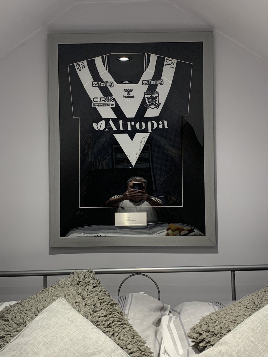 dean_poppleton's tweet photo. ⁦@greenandgreenMP⁩  hanging proudly ⚫️⚪️. Thanks again https://t.co/w03n6Q68eq