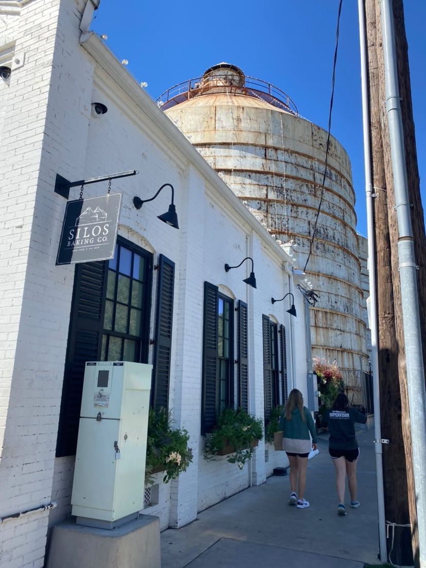 MilbankWorks's tweet photo. Thank you to Adam Kerman from Steiner Electric for sharing this awesome Milbank enclosure in front of Silos Bakery in Waco,TX!
#milbankworks #enclosedcontrols #texas #silo #fixerupper #magnoliahomes #Chip #joannegaines https://t.co/aLd1HX24TW