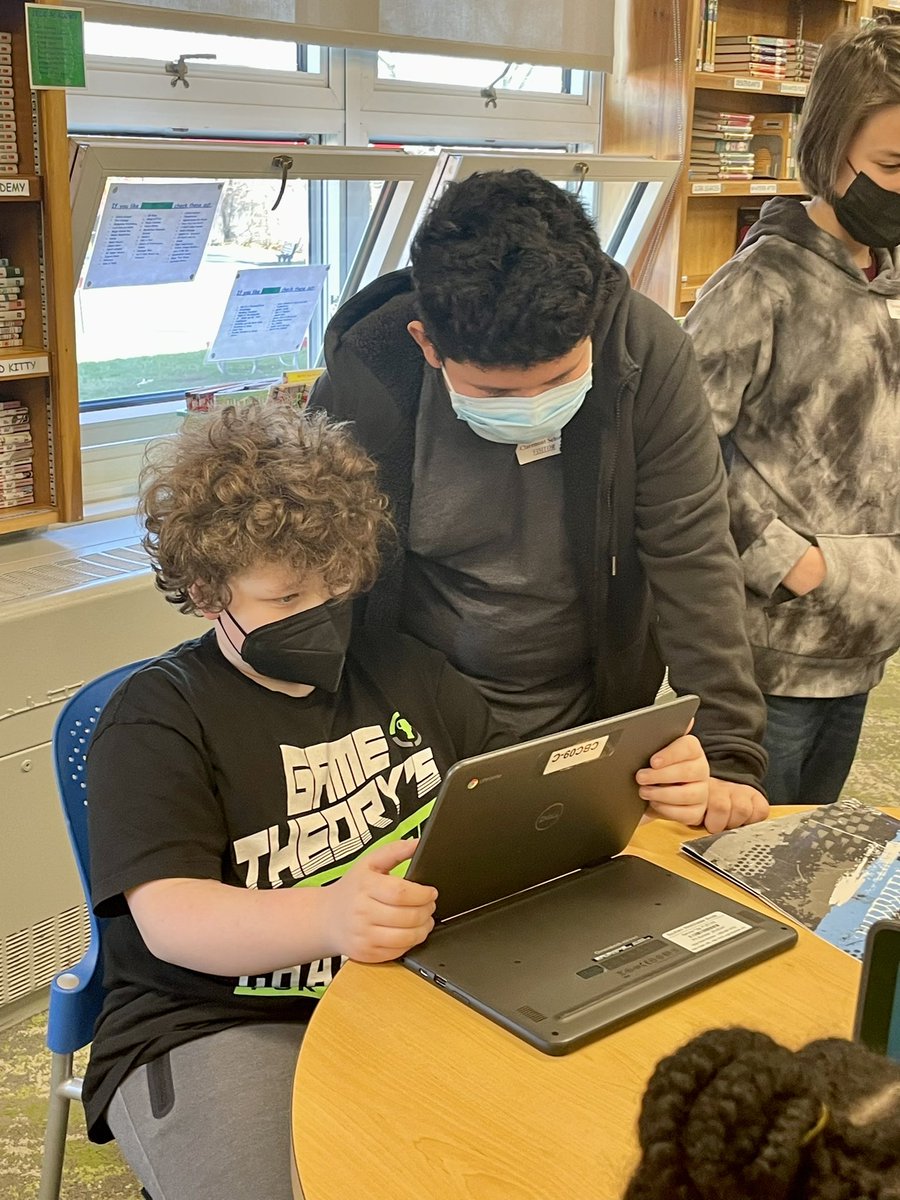 OUFSD_Arts's tweet image. Peer mentorship at its best! AMD students help Claremont kids with coding! #MonthofCode @MsMickiLockwood @ferzeen_shamsi @TeachBacon @MsBlyereads @OssiningSchools