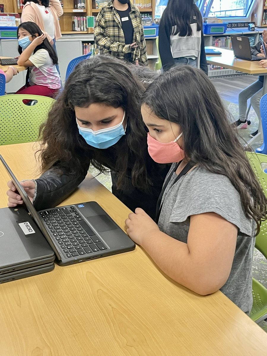 OUFSD_Arts's tweet image. Peer mentorship at its best! AMD students help Claremont kids with coding! #MonthofCode @MsMickiLockwood @ferzeen_shamsi @TeachBacon @MsBlyereads @OssiningSchools