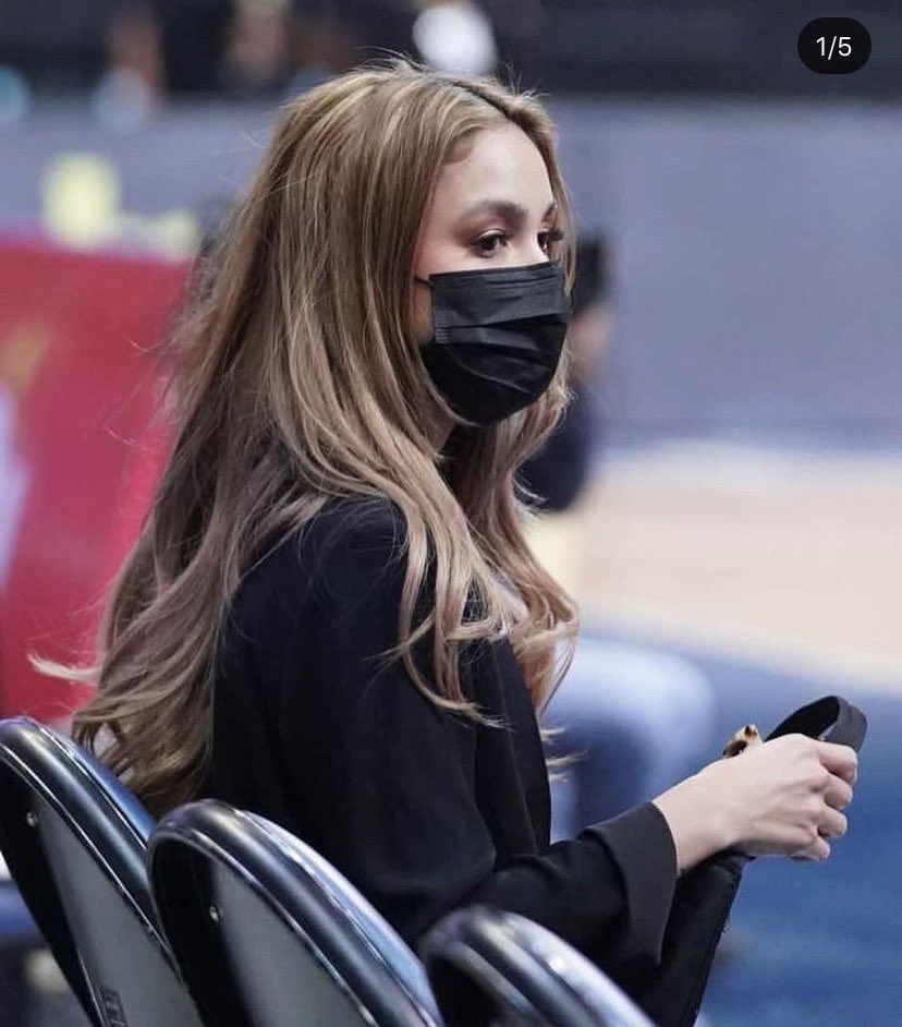 JBArmors's tweet photo. she looks like a hollywood actress idk idk https://t.co/Sfs6rJkNdq