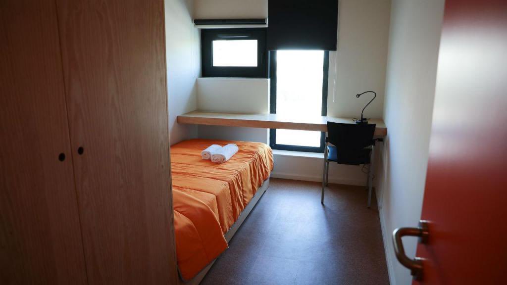 Uma destas fotos é de um quarto para arrendar em Lisboa, a outra é de uma cela numa prisão norueguesa. Sem fazer batota, quem consegue adivinhar qual é qual?