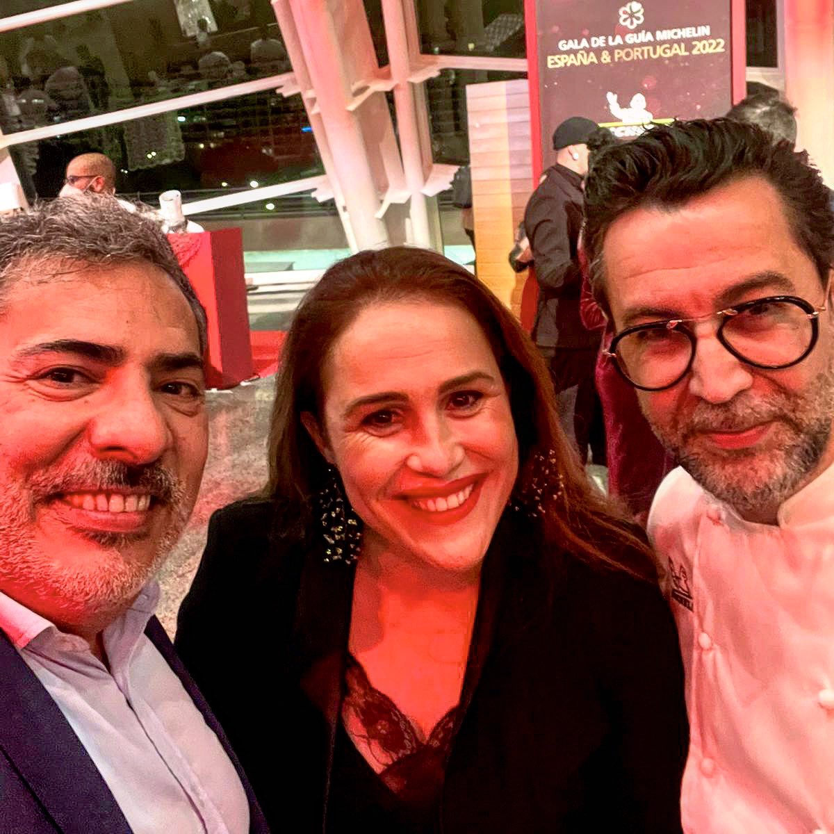 Con el “Rey” de los selfies… el gran <a href="/QiqeDacosta/">Quique Dacosta 🪼🍊</a> Y con mi amiga <a href="/vanessasanther/">Vanessa Santana</a> en la Gala de las Estrellas <a href="/GuiaMichelin_ES/">La Guía MICHELIN</a> en directo desde #Valencia
#food #foodies #gastronomia #michelin #estrellasmichelin