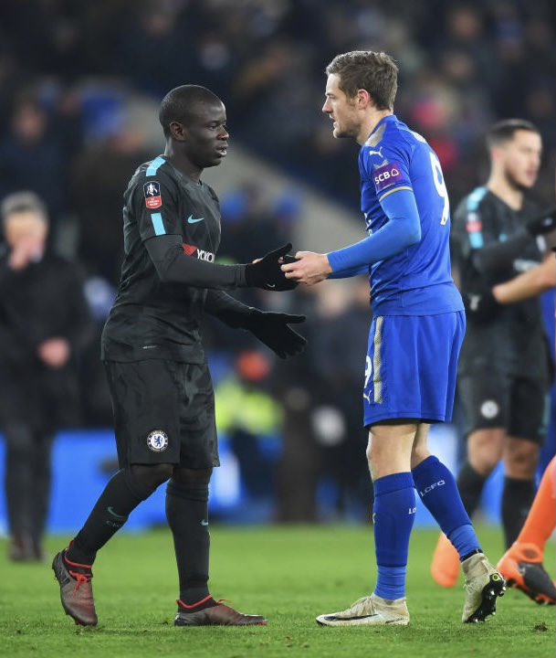 CuriosidadesPRL's tweet photo. Jamie Vardy sobre Kanté:
“No dia seguinte à final da Champions League tentei ligar para lhe dar os parabéns, mas ele não respondeu. Depois de algumas horas, ele me ligou de volta se desculpando por não atender e por estar correndo e não em casa. Isso só mostra seu compromisso. " https://t.co/iNcyo0ltpC