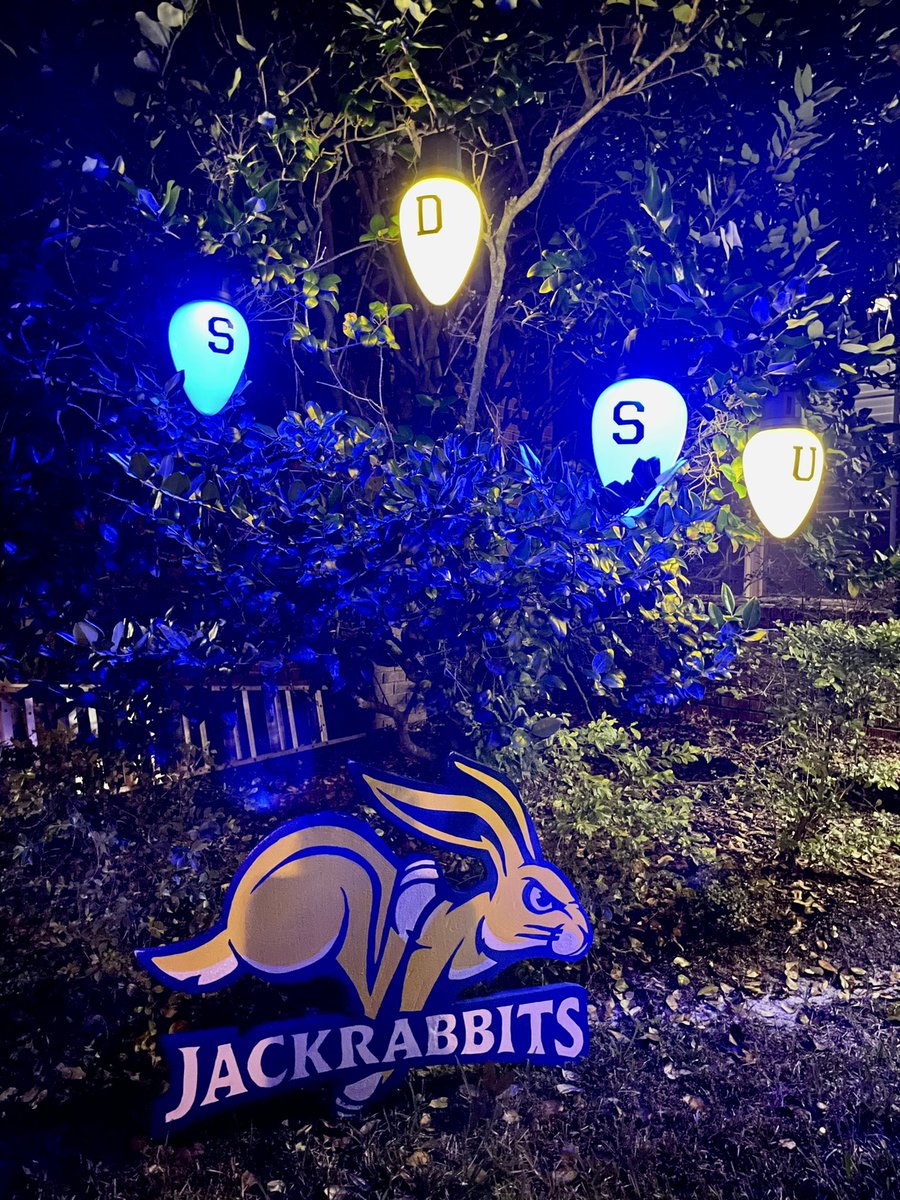 drltspalding's tweet photo. Happy Holidays from Florida! Thank you @jlouby for these awesome Jackrabbit lights! See you in Bozeman @GoJacksFB! #GoJacks #FLJacks #Jackmoms19 #29 💛💙🐰🏈 https://t.co/3iyHB5aF9I