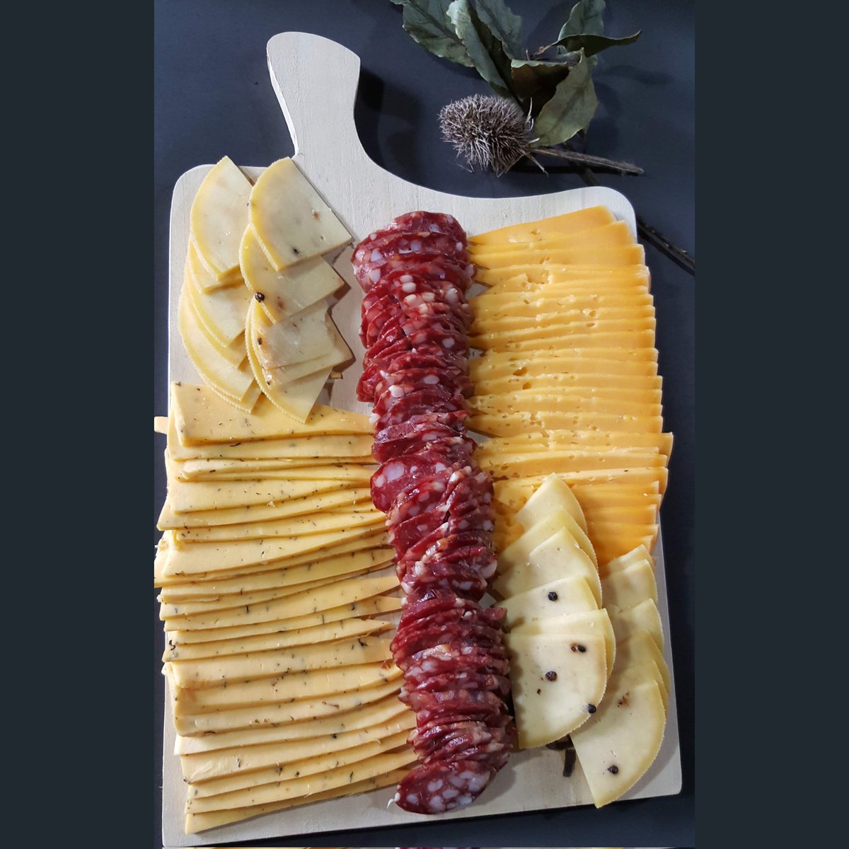 10 días para Navidad! El miércoles 22/12 repartimos nuestras cajas de fiambres artesanales de campo en CABA y AMBA. Solucionas comida y regalos 😉. Escribinos por DM o al WhatsApp 11-6443-2014